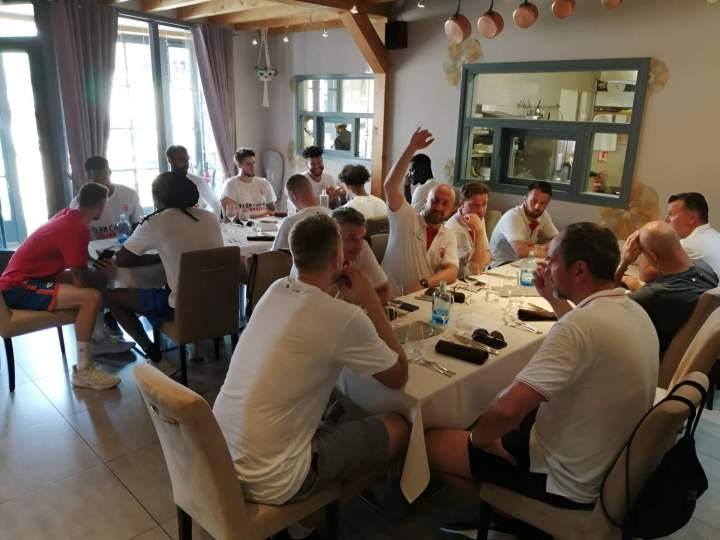 Groupe amis restaurant Chagny